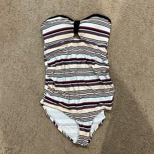 Jessica Simpson maternity bathing suit